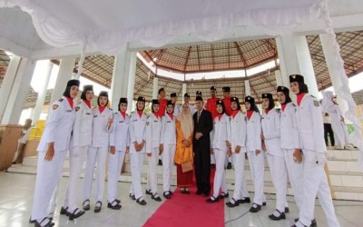 PASKIB dan Marching Band SMAN 2 Dumai Menjadi Petugas Upacara HUT RI Ke-78 di Paruga Na'e Sila